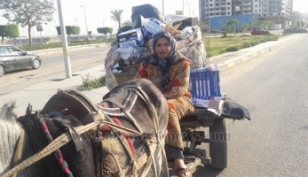 صوت الناس.. "آمال": "الزبالة" مصدر رزقي.. وحلمي ماكينة خياطة