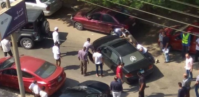 صور| ركن سيارته «في الممنوع» بمصر الجديدة.. فلقنه الأهالي درسًا قاسيًا