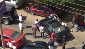 صور| ركن سيارته «في الممنوع» بمصر الجديدة.. فلقنه الأهالي درسًا قاسيًا