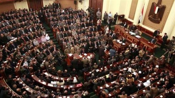 برلماني يطالب بفرض ضريبة على المقاهي والمحال التي تعمل بعد 12 ليلا
