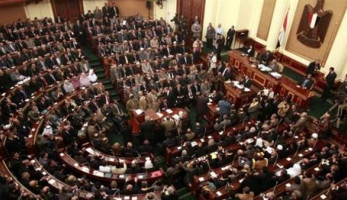 برلماني يطالب بفرض ضريبة على المقاهي والمحال التي تعمل بعد 12 ليلا