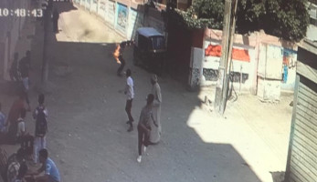 حماتى مدير عام.. مدرس يشعل النار فى نفسه ويقتحم مدرسة بسوهاج للانتقام من والدة زوجته.. مصدر: كان دائم الشكاوى ضدها للنيابة الإدارية.. المدرسون تعاملوا معه بخراطيم المياه.. والحروق 80% بالبطن والصدر وحالته خطرة