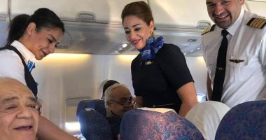 طاقم رحلة مصر للطيران يحتفل بعيد ميلاد راكب على الطائرة