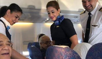 طاقم رحلة مصر للطيران يحتفل بعيد ميلاد راكب على الطائرة