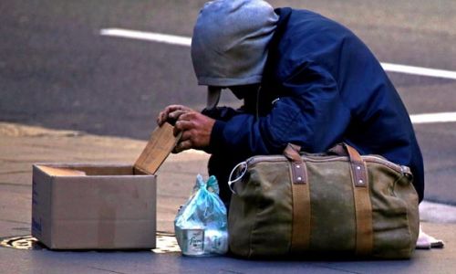 السعودية تحذر من "التسول".. وتعاقب الزائرين
