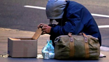 السعودية تحذر من "التسول".. وتعاقب الزائرين