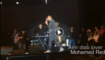 عمرو دياب لأحد حضور حفلته: مش عاجبك ماتسمعنيش (فيديو)