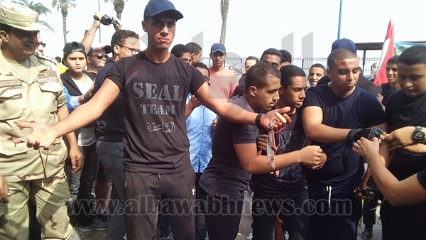 شاهد.. طلاب الثانوية العسكرية بالإسكندرية يأكلون "ثعابين"