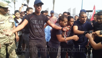 شاهد.. طلاب الثانوية العسكرية بالإسكندرية يأكلون "ثعابين"