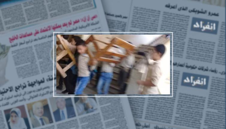 بدل ما يدرس يشتغل.. قارئ يرصد استغلال تلاميذ مدرسة بالدقهلية فى نقل المقاعد