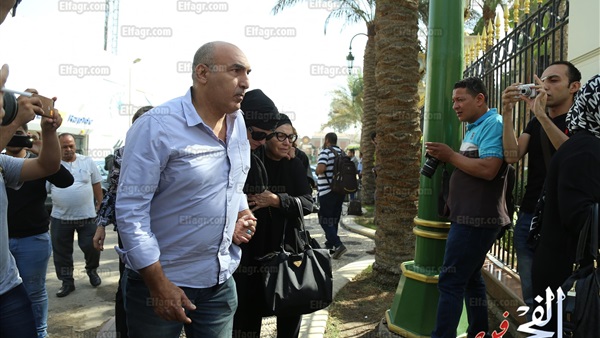 انهيار نجلاء فتحي فور وصولها مقر صلاة الجنازة على حمدي قنديل (صور)