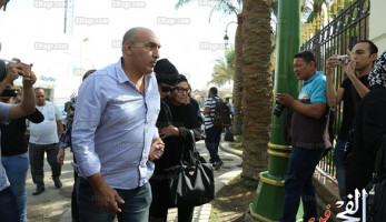 انهيار نجلاء فتحي فور وصولها مقر صلاة الجنازة على حمدي قنديل (صور)