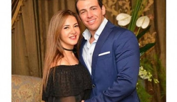 شاهد .. دنيا سمير غانم وزوجها رامى رضوان أثناء تأديتهما العمرة