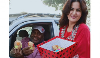 سما المصري توزع بطاطس على كوبري قصر النيل بمناسبة «الفلانتين» (فيديو)