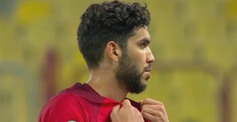 وليد أزارو في «قبضة الكاف».. الاتحاد الأفريقي يقرر وقف اللاعب مباراتين وغرامة 20 ألف دولار للأهلي.. النادي يعقد اجتماعا طارئا.. ومخرج المباراة: لم أشاهد لقطة تمزيق القميص