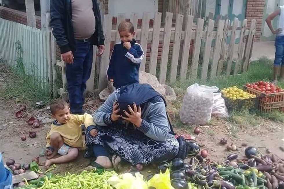 «بائعة الخضار» تروي ملابسات صورة بكاءها: «رئيس المجلس زقني برجله» (تفاصيل الواقعة)