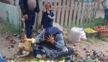 «بائعة الخضار» تروي ملابسات صورة بكاءها: «رئيس المجلس زقني برجله» (تفاصيل الواقعة)
