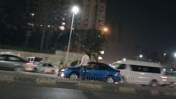 ننشر أول صور من موقع حادث انتحار شاب داخل سيارته بالهرم