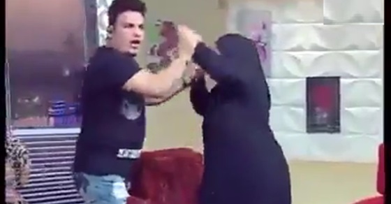 تشابك بالأيدي على الهواء بين مذيع وضيفه لاتهام سيدة بسرقة أطفالها