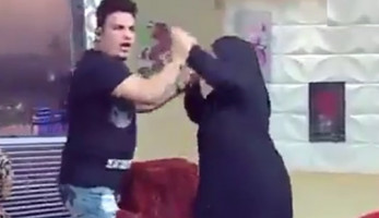 تشابك بالأيدي على الهواء بين مذيع وضيفه لاتهام سيدة بسرقة أطفالها