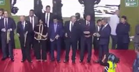 «ثمنها 100 جنيه».. حكاية الميدالية التي أخفاها الخطيب في جيبه (فيديو)
