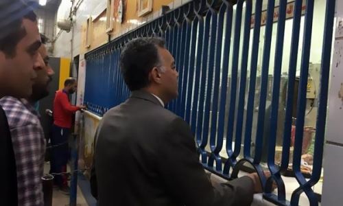 وزير النقل  في الطابور لشراء  تذكرة مترو