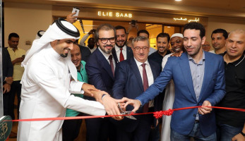 بالفيديو والصور.. أبو تريكة يضع كرة القدم جانبا ويفتتح "محل ملابس" في قطر