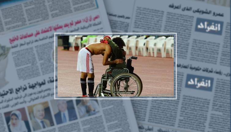 محمد الننى يهدى شابا من ذوى الاحتياجات الخاصة قميصه.. وأيمن يونس: تصرف نبيل