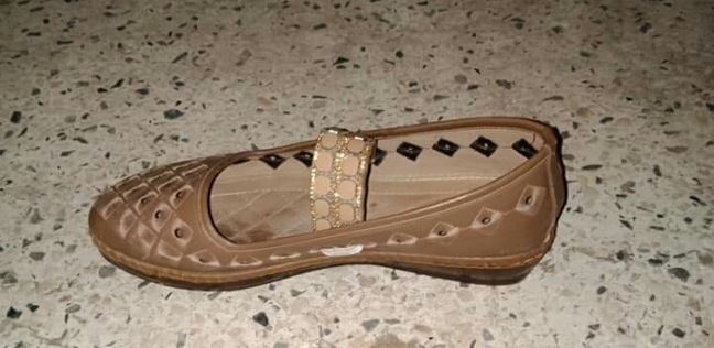 عثر على "فردة حذاء" ونشر صورتها على "فيسبوك".. "سندريلا طلعت من دمياط"