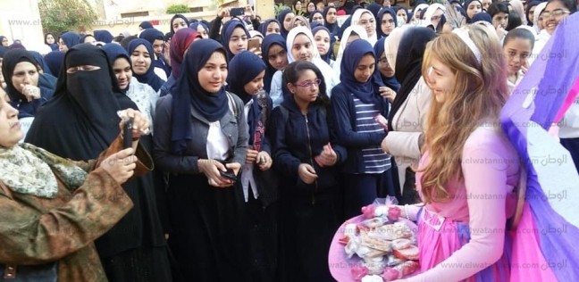 بالصور| عروسة المولد "لحم ودم" في مدرسة الشهيد أحمد غنيم بالمنصورة