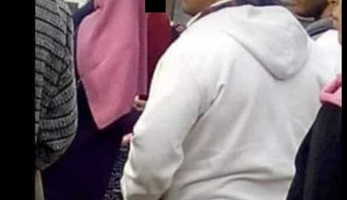 تداول فيديو لشاب يتحرش بطالبتين أمام جامعة المنصورة (شاهد)