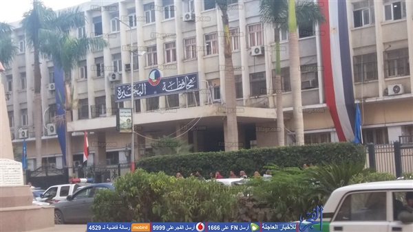 تجمهر أهالي ضحايا التنقيب عن الآثار أمام 'ديوان البحيرة' للمطالبة باستخراج جثثهم (صور)