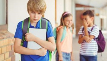 التنمر يجتاح المدارس.. معلم يهين تلميذة أمام زملائها بسبب بشرتها السمراء.. انتحار طالبة بعد حفلة مضايقات من أساتذتها.. و«فريدة وآية» تدخلان في مرحلة اكتئاب بسبب التنابز بالألقاب