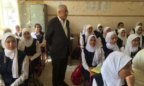 طلاب أولى ثانوي يداعبون طارق شوقي: "أحلى وزير ده والا إيه"