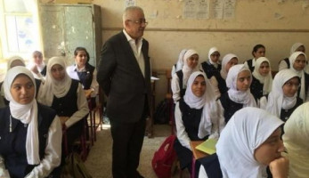 طلاب أولى ثانوي يداعبون طارق شوقي: "أحلى وزير ده والا إيه"
