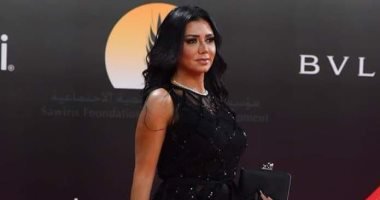 ناقدة الموضة داليا النادى تفسر إطلالات النجمات فى مهرجان القاهرة السينمائى الدولى.. فستان فيفى عبده مخليها "شبه البونبونى".. ونور "تحس إن التراب طالع على وشك".. رانيا يوسف "قررت تقلع" ومادلين طبر "عك مفتخر"