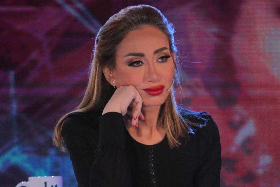 ريهام سعيد تدعو لمحاكمة مصور رانيا يوسف: «نزلت على ركبتك ليه يا محترم؟» (فيديو)