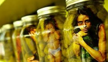 تضم شخصيات عامة ومطربة.. "الرقابة الإدارية" تضبط شبكة دولية للاتجار في البشر
