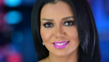 شاهد.. رانيا يوسف:" أخويا اتصل وقالي ده الفستان اللي مختارينه سوا"