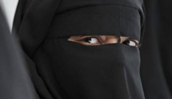 القضاء يلزم الجامعة الأمريكية بتعويض أستاذة جامعية منتقبة بـ30 ألفا