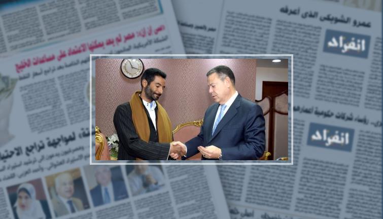 استجابة لـ "انفراد".. محافظ بنى سويف يستقبل والد طفل مريض ويسلمه إعانة عاجلة