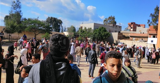 أولياء أمور يقتحمون مدرسة بكفر الشيخ بعد أنباء عن تسمم تلميذ (فيديو)