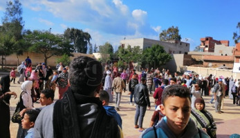 أولياء أمور يقتحمون مدرسة بكفر الشيخ بعد أنباء عن تسمم تلميذ (فيديو)