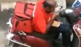 عامل دليفري يلتهم طلبات الزبائن قبل تسلميها.. والشركة ترد (فيديو الواقعة)
