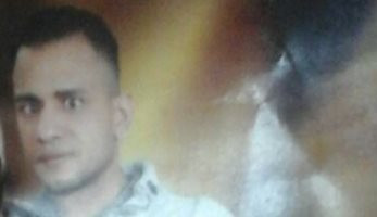 فيديو وصور .. "ياسر" شاب غلبان فقد حياته على يد عصابة فى الوراق.. فوجئ بـ 3 أشخاص يهددونه وأصدقاؤه بالأسلحة البيضاء والشوم لسرقتهم بالإكراه.. وصديق الضحية الشاهد على الجريمة: ياسر حاول الهرب من شدة الضرب