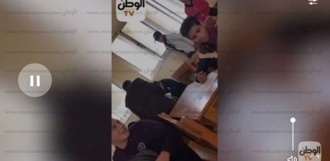 فيديو| طلاب يرتكبون فعلا فاضحا في حق معلمهم بالفصل