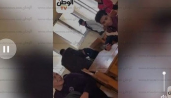 فيديو| طلاب يرتكبون فعلا فاضحا في حق معلمهم بالفصل
