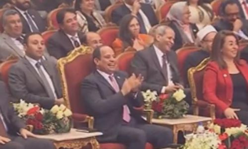 شاهد..حضن شاب من ذوى الاحتياجات لـ رضوى الشربينى يثير ضحك السيسي