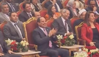 شاهد..حضن شاب من ذوى الاحتياجات لـ رضوى الشربينى يثير ضحك السيسي