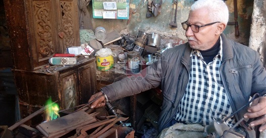 «أصلح بوابير الجاز».. عم عتمان أقدم سمكري بالمحلة يروي رحلة الـ 60 عاما مع المهنة